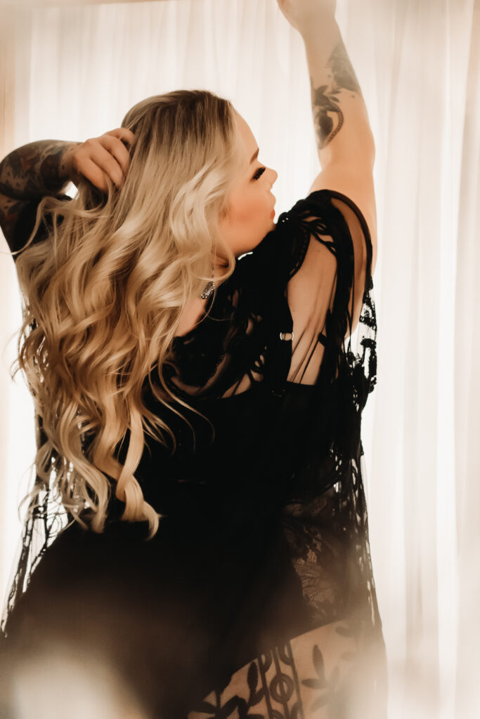 lace black bodysuit / blonde with back towards camera / plus-size boudoir outfits / photo by boudoir by vanessa summers of st. louis, mo. see more at www.stlboudoirphotographer.com/blog